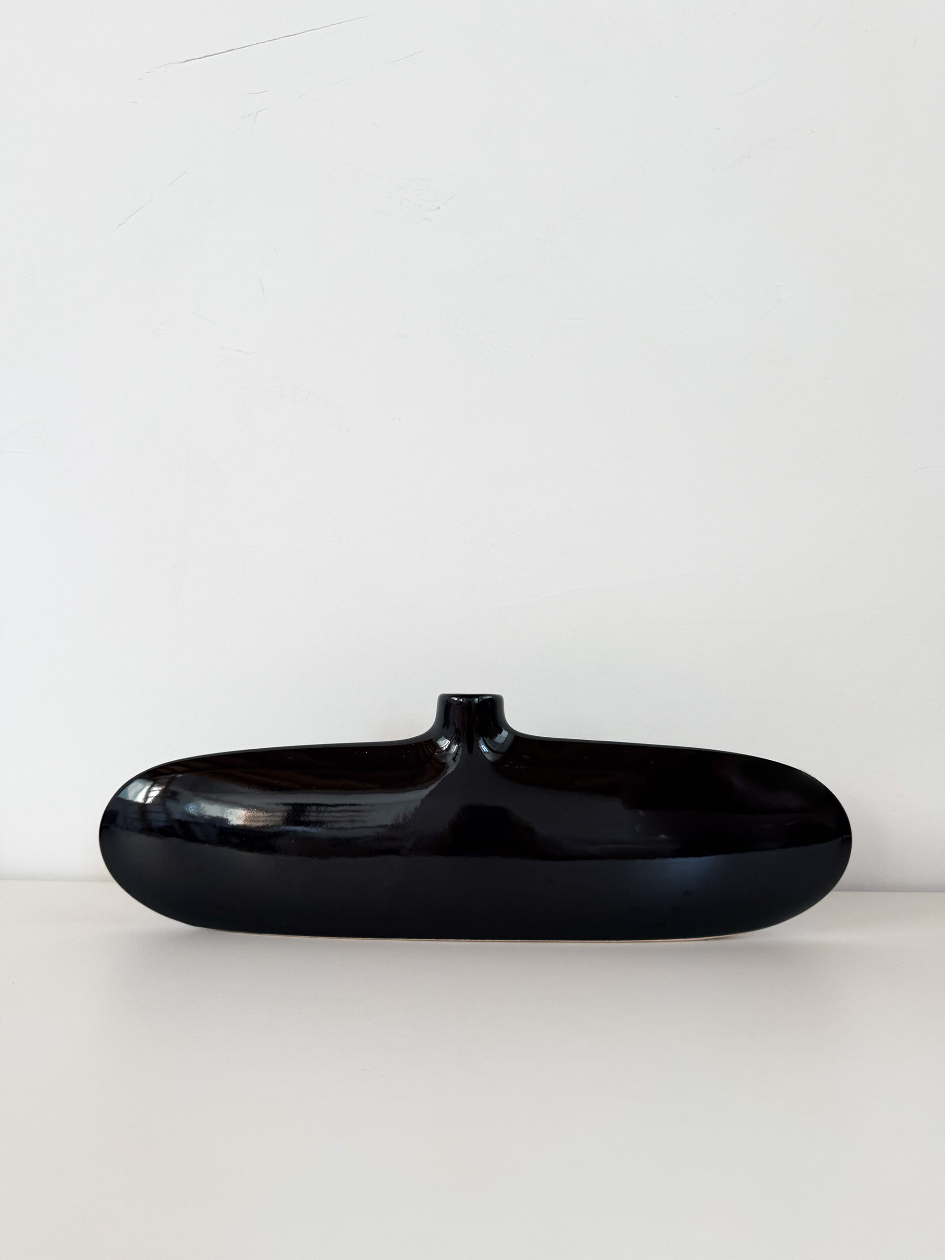 Sleek black single-stem vase - 画像 (2)