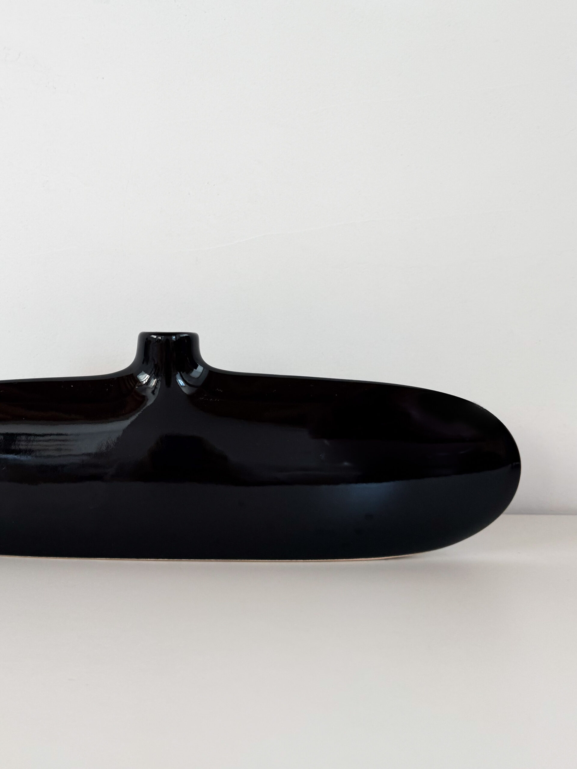 Sleek black single-stem vase - 画像 (3)