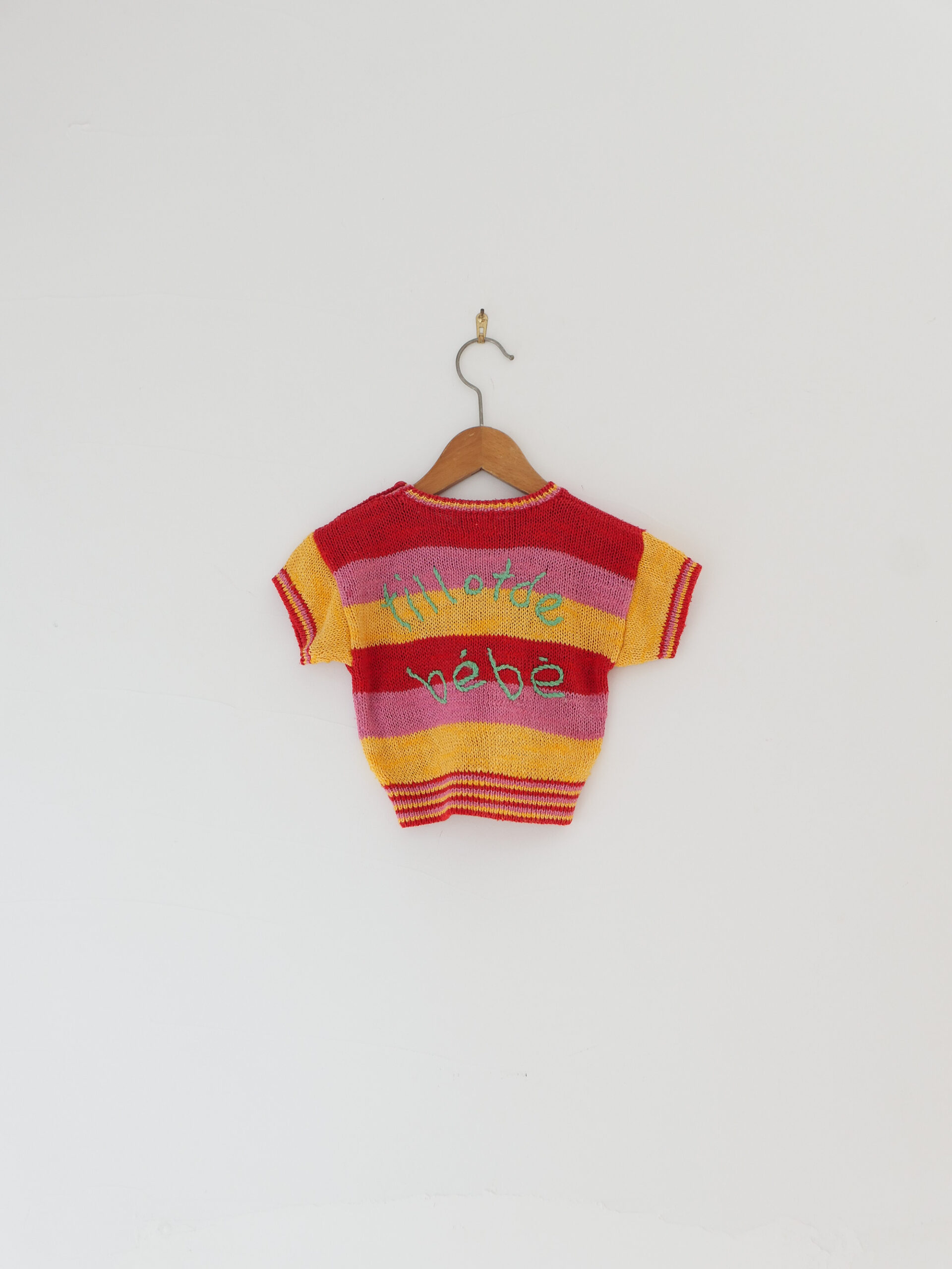Colorful embroidered short-sleeve knit