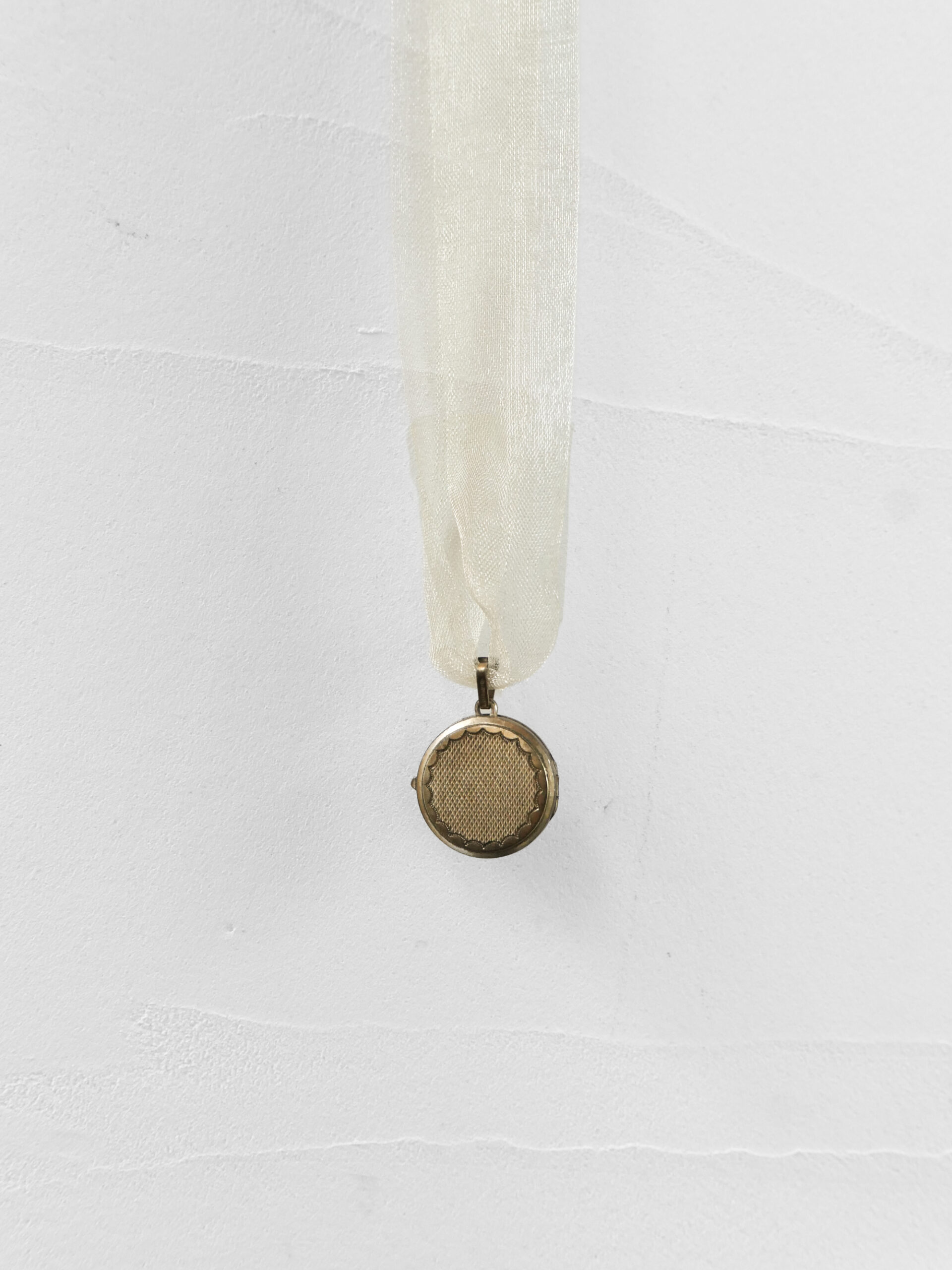 Vintage gold locket - 画像 (2)