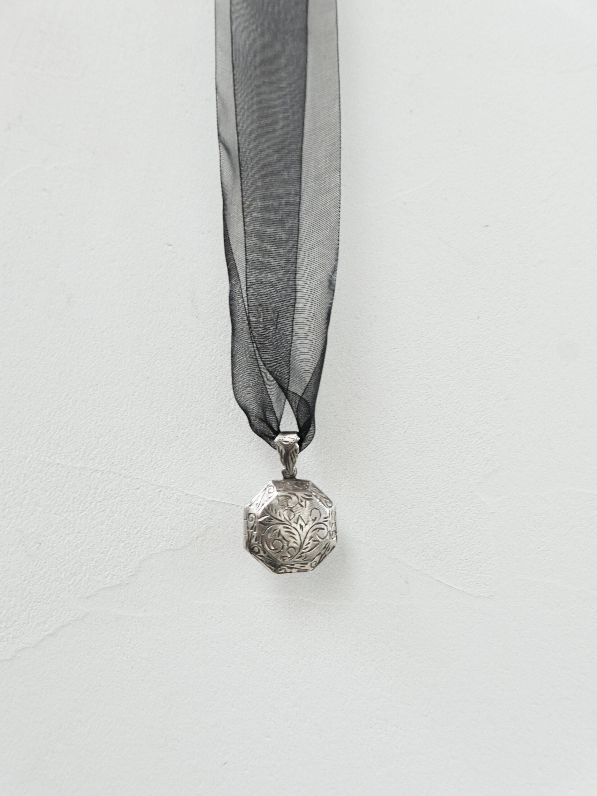 Octagonal floral locket - 画像 (2)