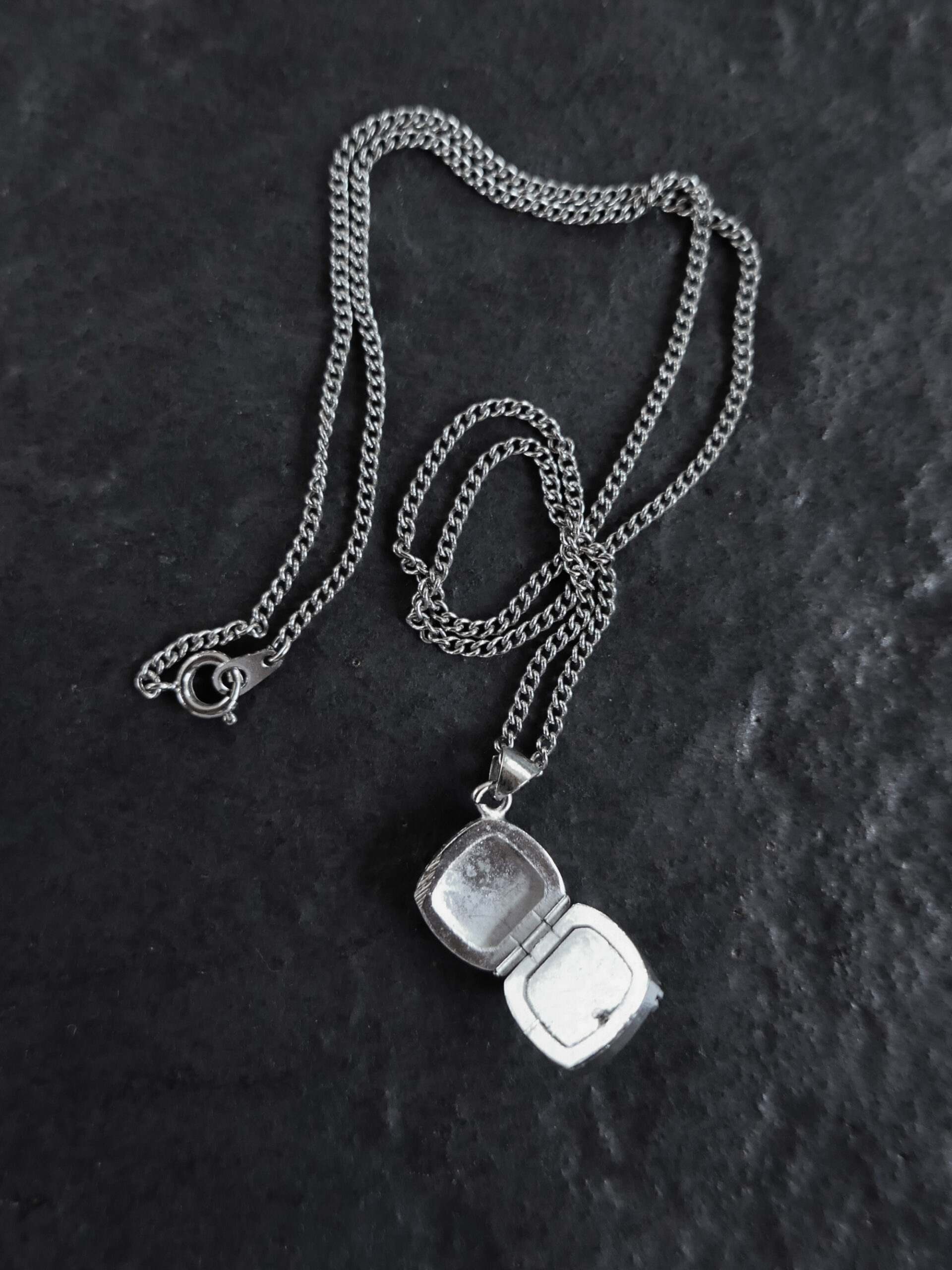 Tiny diamond-shaped locket - 画像 (3)