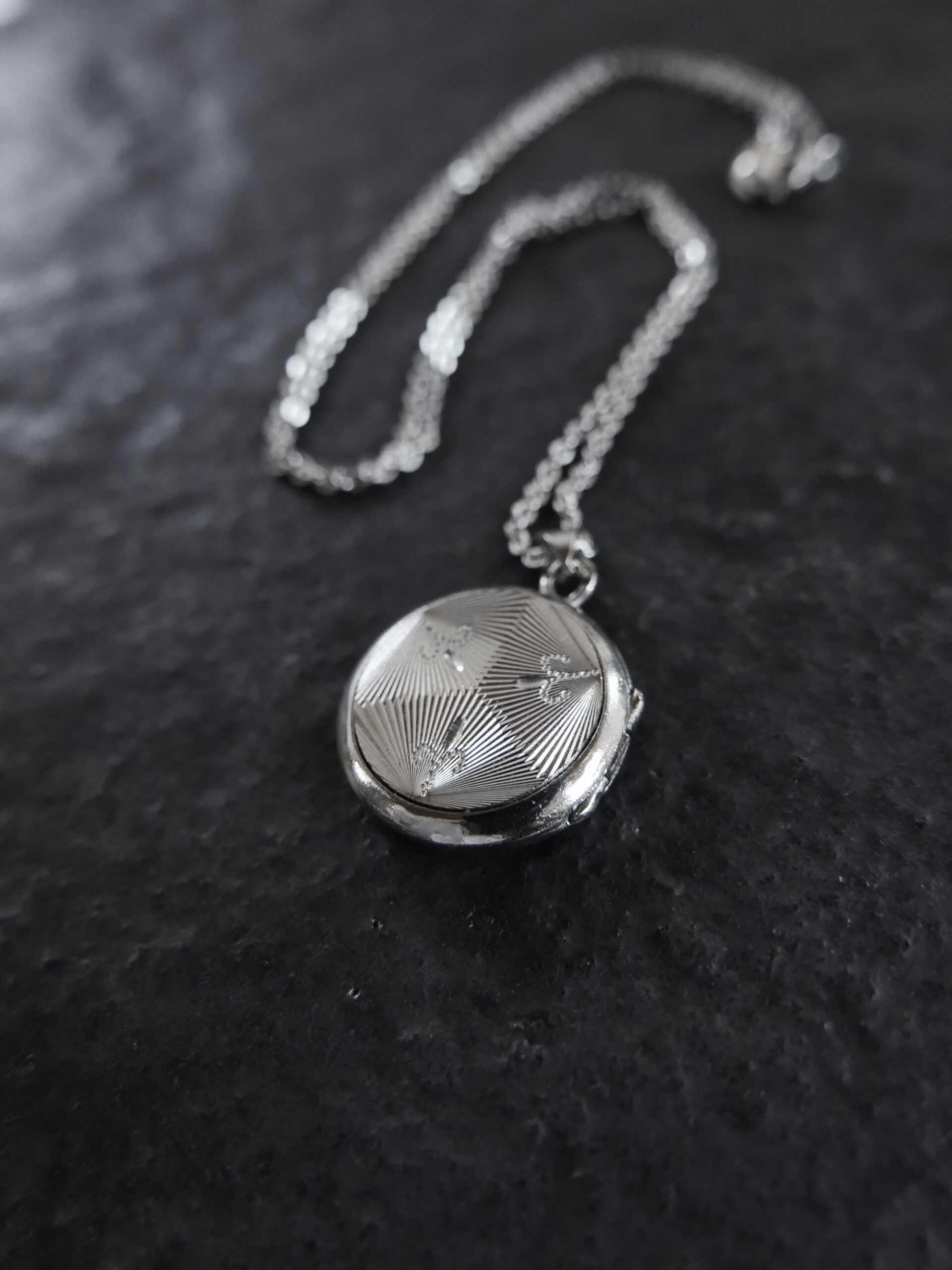 Fleur-de-lis locket pendant - 画像 (3)