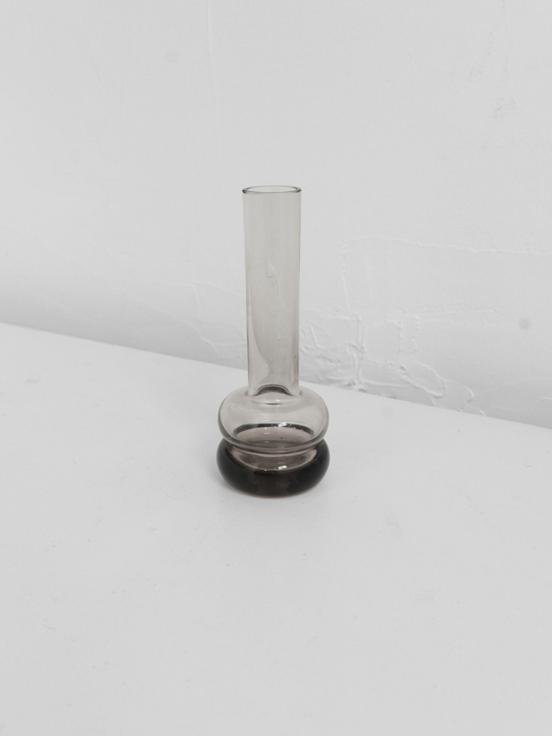 German smoke glass bud vase - 画像 (2)