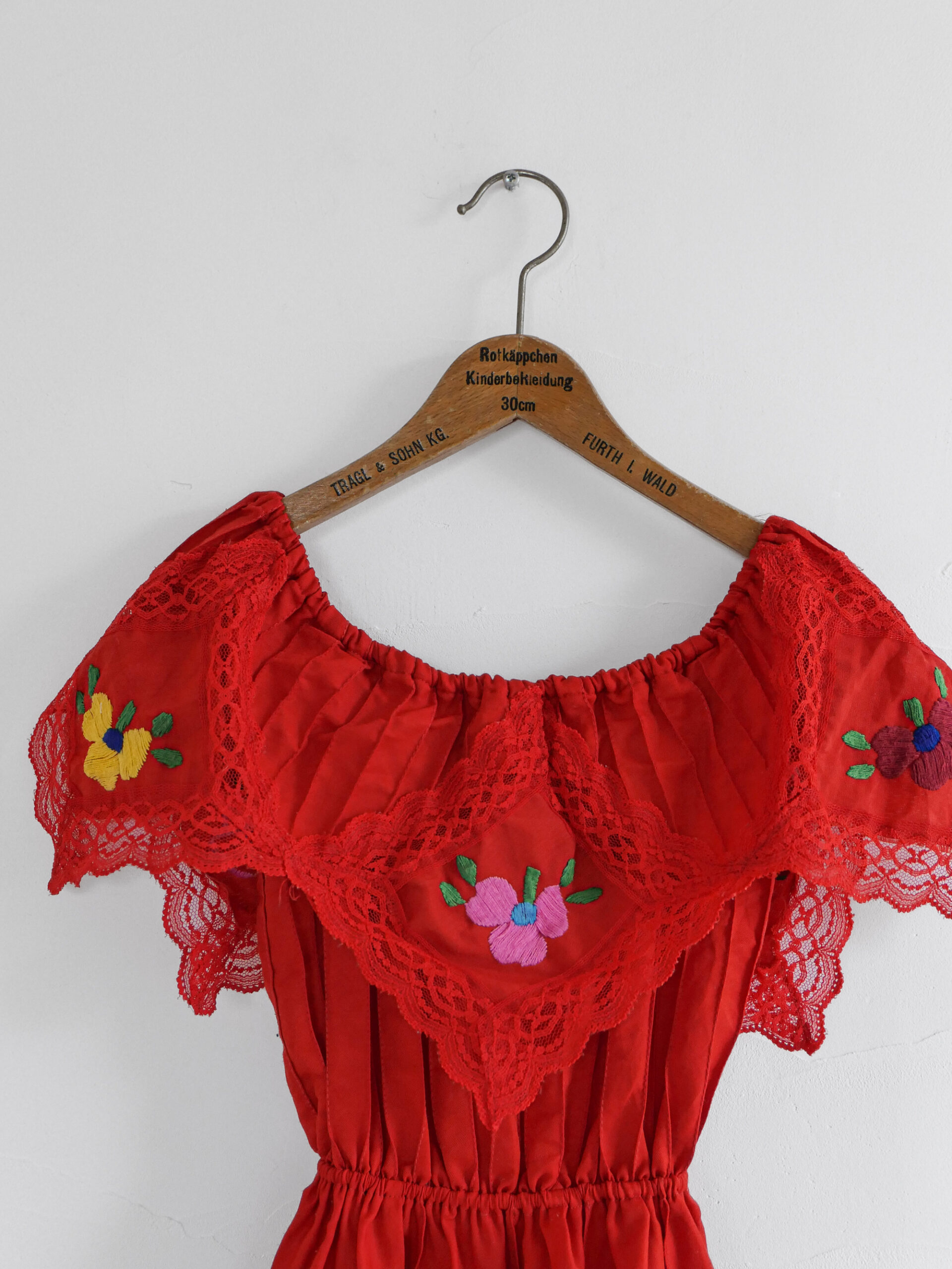 Vintage kids red embroidered dress - 画像 (2)