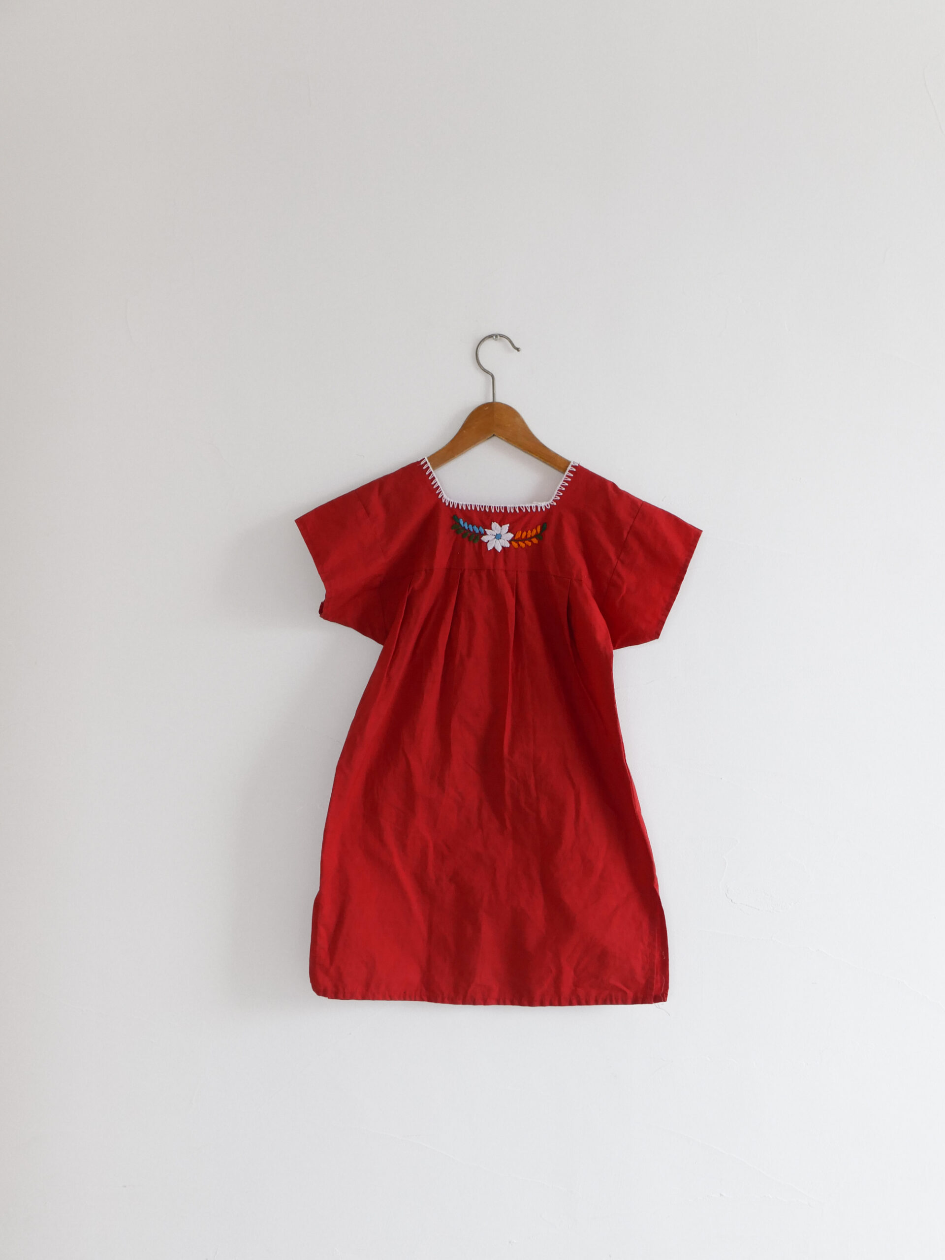 Folk embroidered red kids dress - 画像 (4)