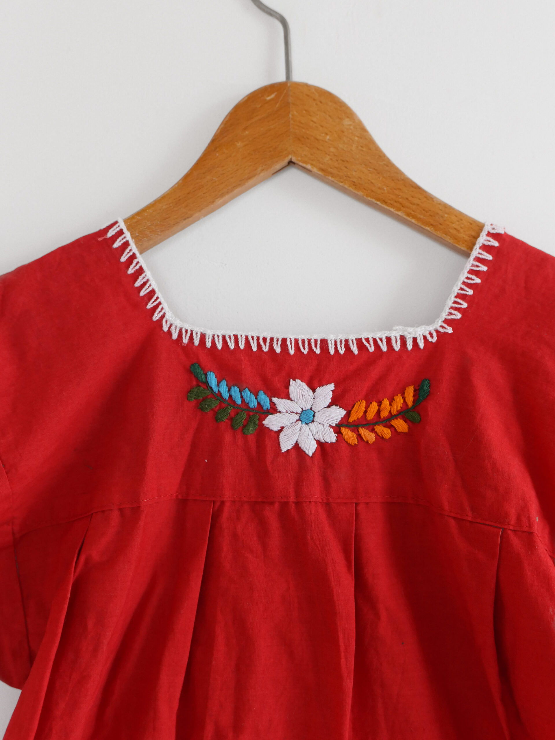 Folk embroidered red kids dress - 画像 (5)