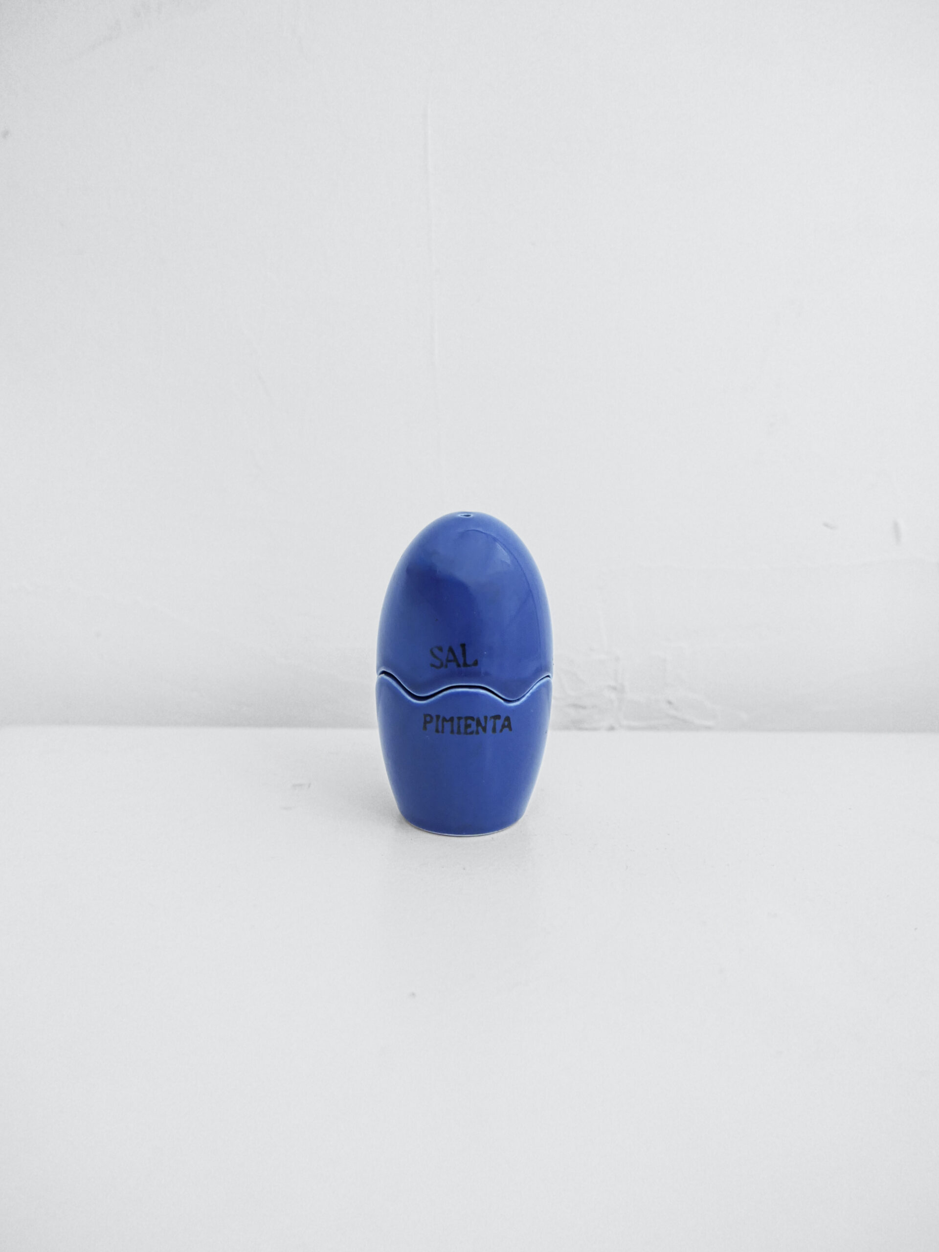Egg-shaped salt and pepper shaker