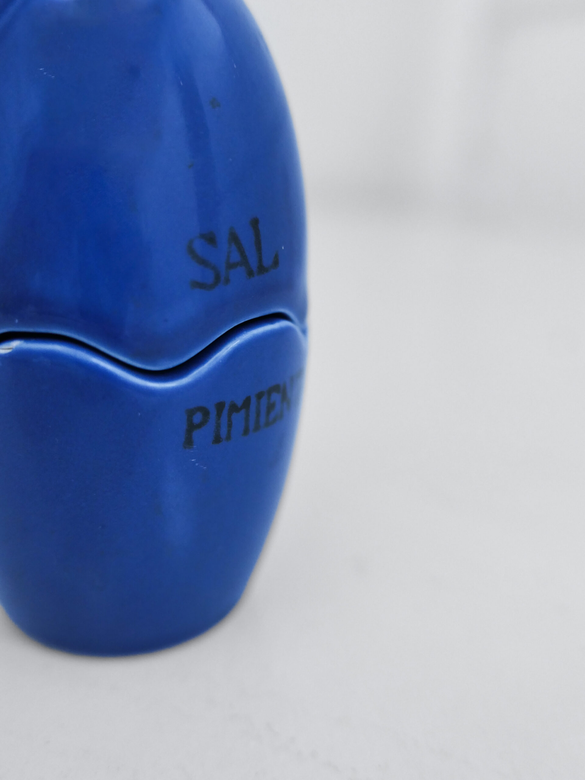 Egg-shaped salt and pepper shaker - 画像 (2)