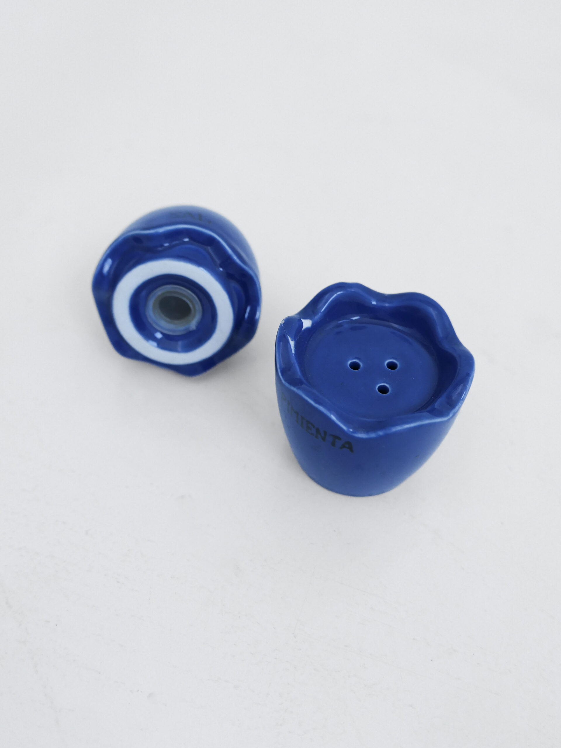 Egg-shaped salt and pepper shaker - 画像 (3)