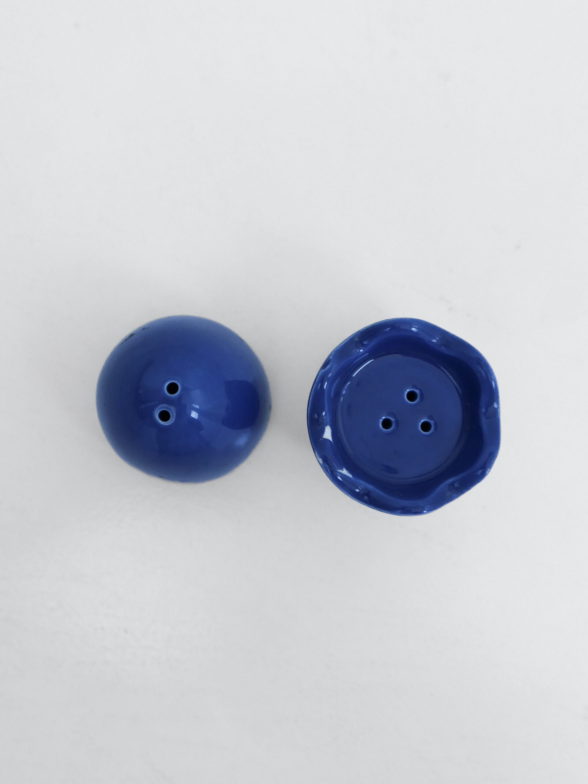 Egg-shaped salt and pepper shaker - 画像 (4)