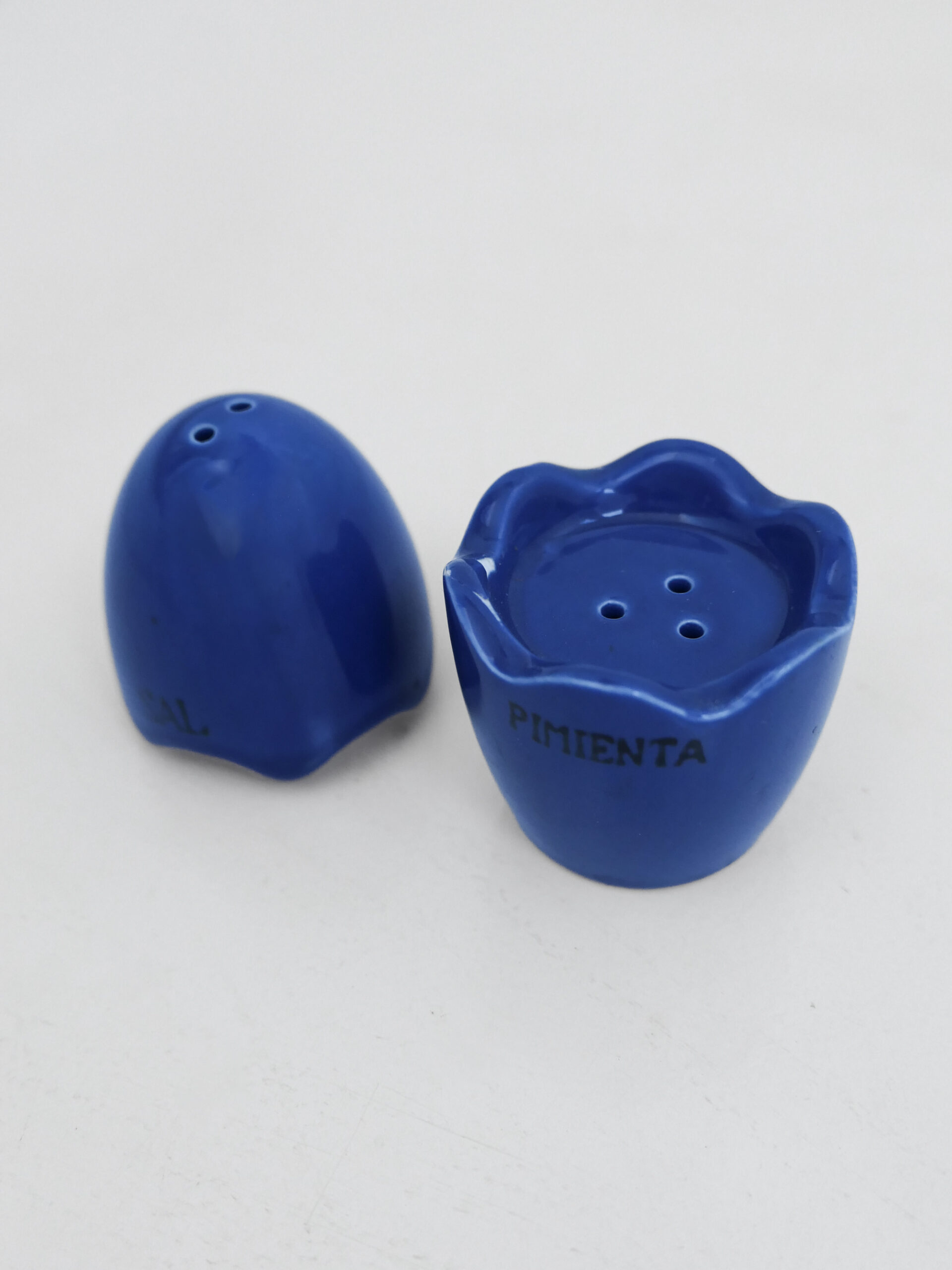 Egg-shaped salt and pepper shaker - 画像 (5)